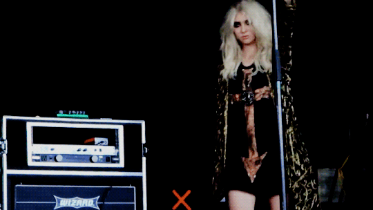 vale o mesmo para a atriz e cantora taylor momsen, que capricha na cara de brava sempre que sobe no palco