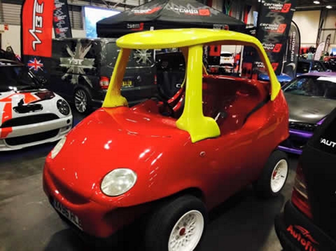 O carro da empresa Attitude Autos é um Daewoo modificado e é inspirado nos carrinhos Little Tikes