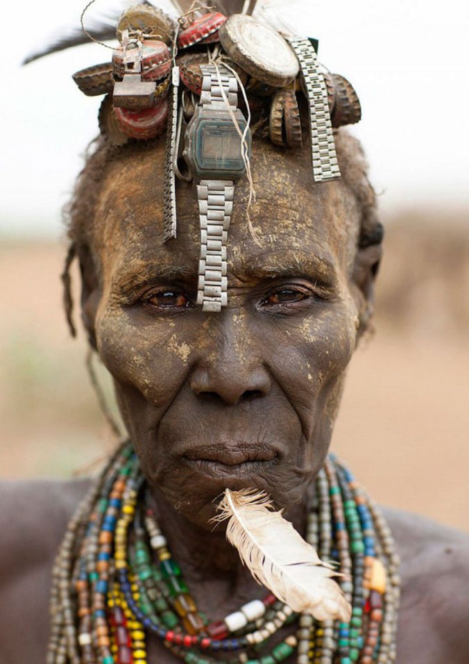 A tribo seminômade Daasanach, que reside no Vale do Omo, na Etiópia, utiliza objetos descartados como ornamentos criativos. O francês Eric Lafforgue a fotografou
