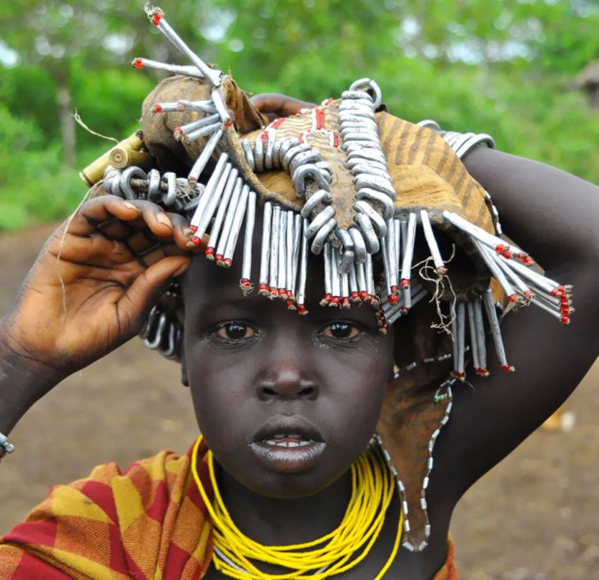 A tribo seminômade Daasanach, que reside no Vale do Omo, na Etiópia, utiliza objetos descartados como ornamentos criativos. O francês Eric Lafforgue a fotografou