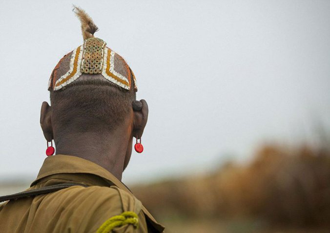 A tribo seminômade Daasanach, que reside no Vale do Omo, na Etiópia, utiliza objetos descartados como ornamentos criativos. O francês Eric Lafforgue a fotografou