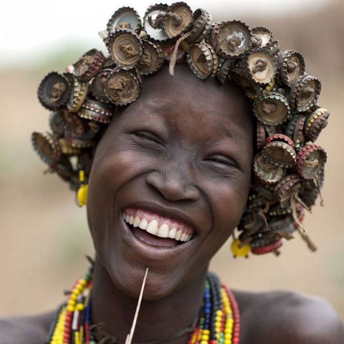 A tribo seminômade Daasanach, que reside no Vale do Omo, na Etiópia, utiliza objetos descartados como ornamentos criativos. O francês Eric Lafforgue a fotografou