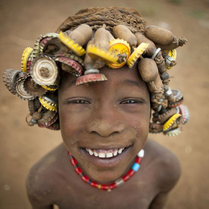 A tribo seminômade Daasanach, que reside no Vale do Omo, na Etiópia, utiliza objetos descartados como ornamentos criativos. O francês Eric Lafforgue a fotografou