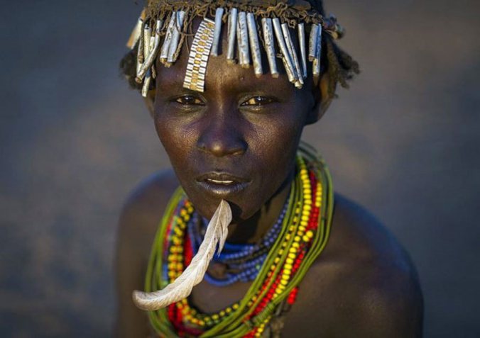 A tribo seminômade Daasanach, que reside no Vale do Omo, na Etiópia, utiliza objetos descartados como ornamentos criativos. O francês Eric Lafforgue a fotografou