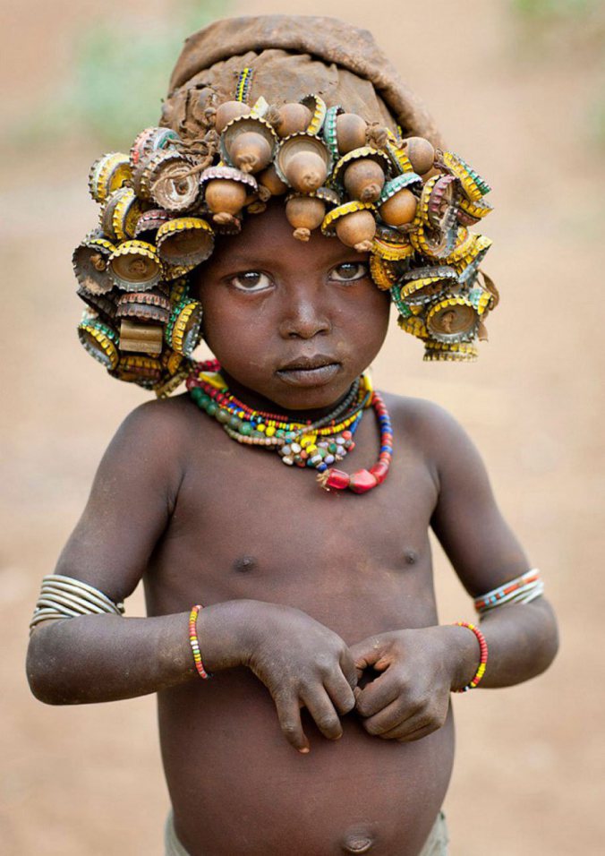 A tribo seminômade Daasanach, que reside no Vale do Omo, na Etiópia, utiliza objetos descartados como ornamentos criativos. O francês Eric Lafforgue a fotografou