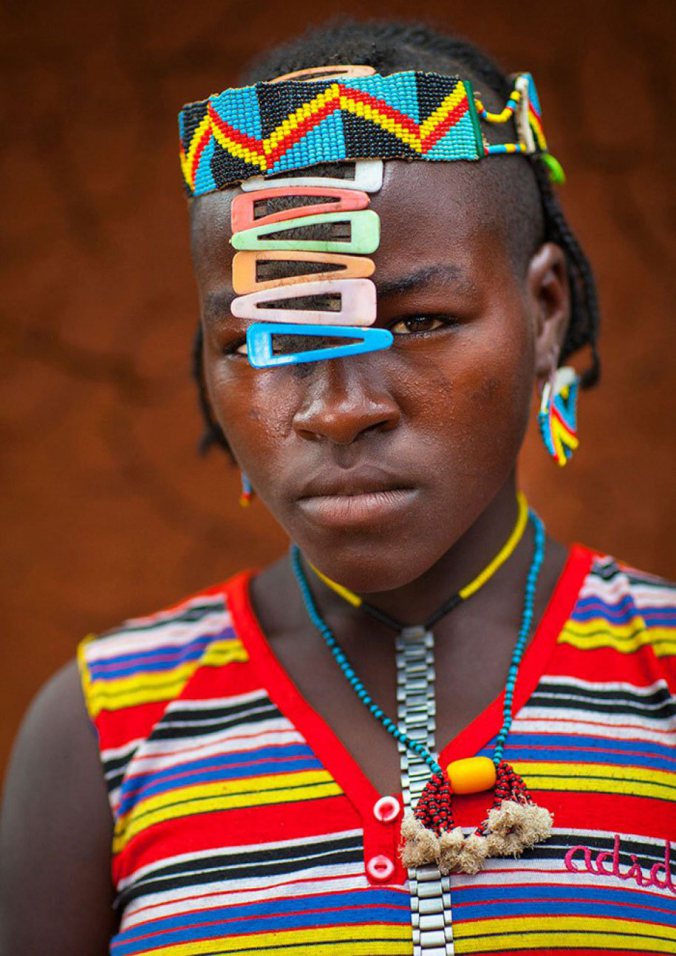 A tribo seminômade Daasanach, que reside no Vale do Omo, na Etiópia, utiliza objetos descartados como ornamentos criativos. O francês Eric Lafforgue a fotografou