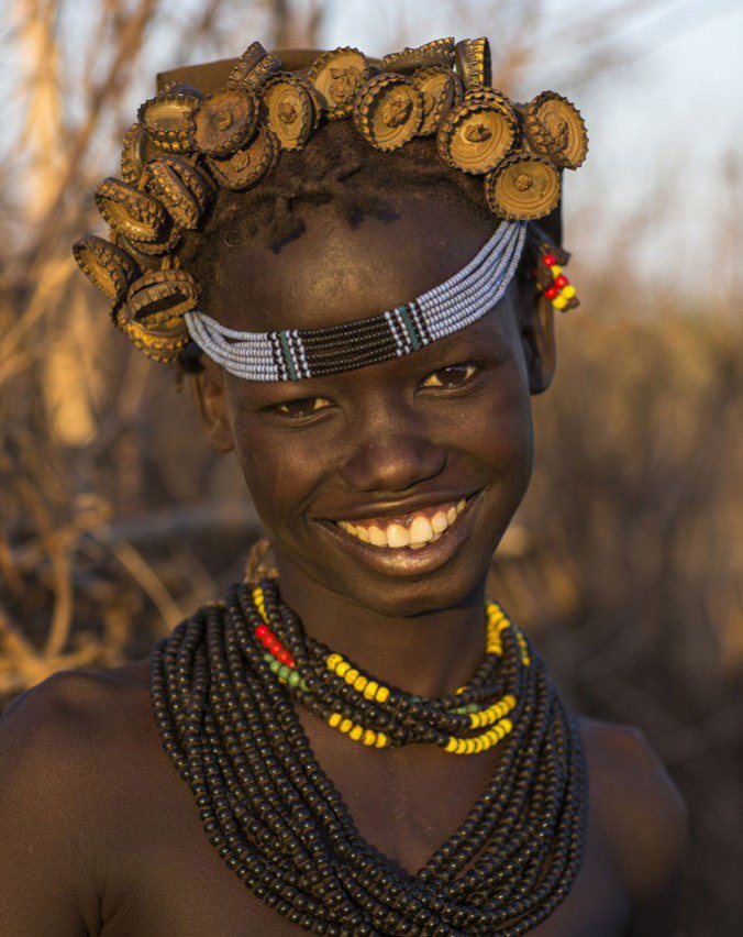 A tribo seminômade Daasanach, que reside no Vale do Omo, na Etiópia, utiliza objetos descartados como ornamentos criativos. O francês Eric Lafforgue a fotografou