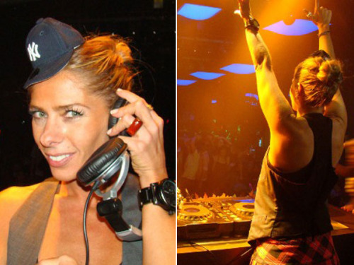 Essa é uma pose clássica dos famosos que curtem atacar de DJ