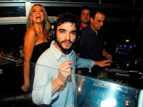 O que será que o Caio - Budista - Blat tava tocando nessa balada? 