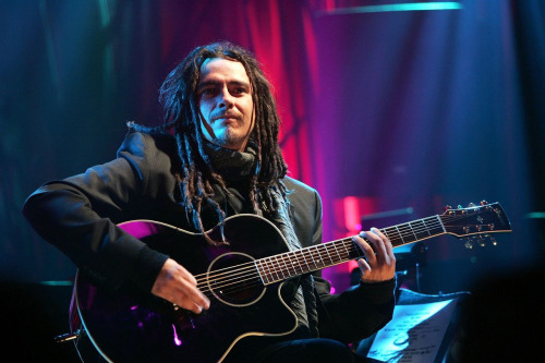 Até os pesadões do Korn se renderam ao formato acústico