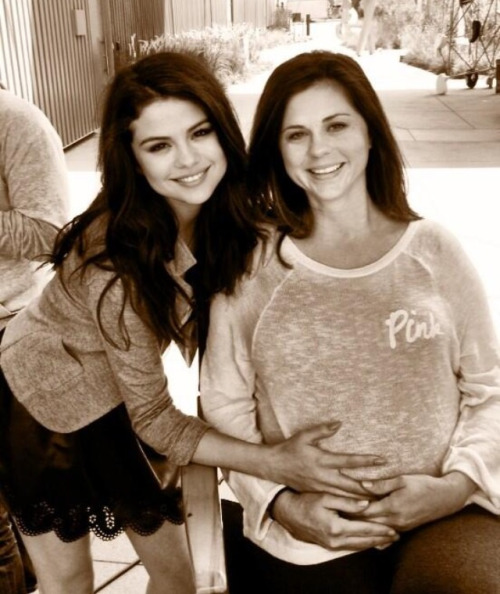 Mandy Cornett, a mãe da Selena, é a grande inspiração da vida dela. Fofura, né? Selena acompanhava algumas apresentações da mãe, quando resolveu que também seria atriz 