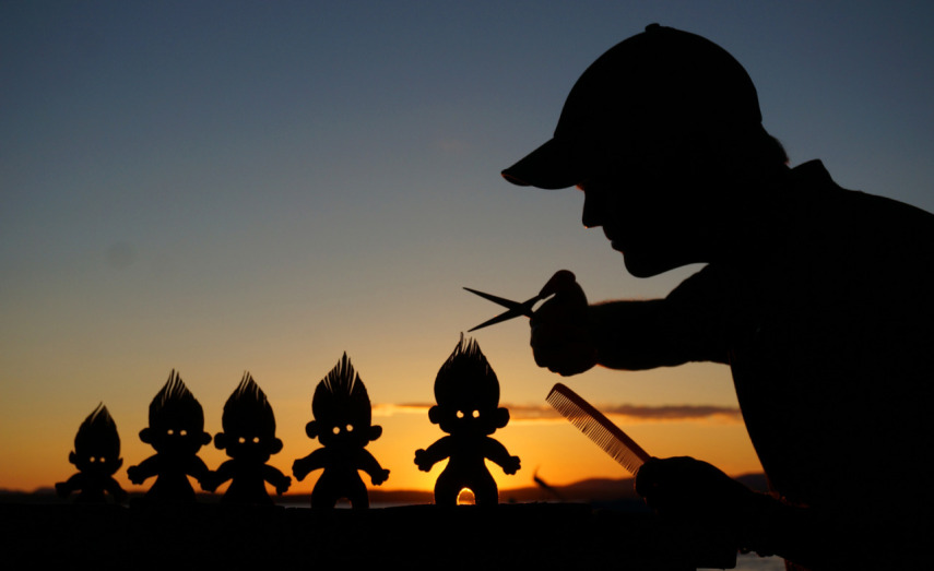 John Marshall recorta papelão para criar seus selfies de pôr do sol