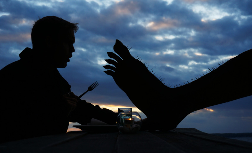 John Marshall recorta papelão para criar seus selfies de pôr do sol