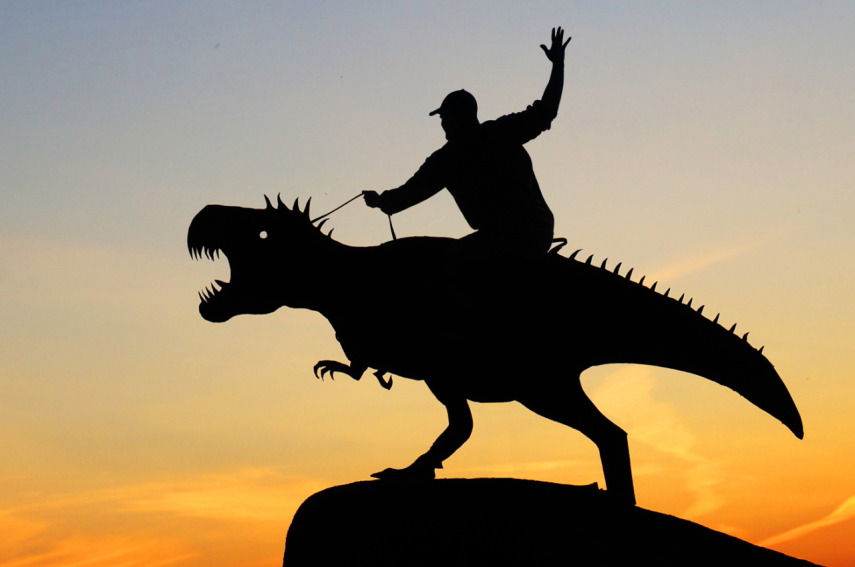 John Marshall recorta papelão para criar seus selfies de pôr do sol