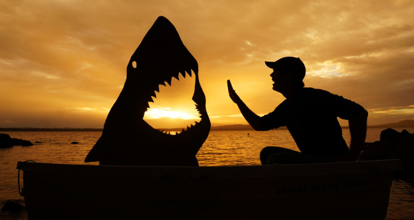 John Marshall recorta papelão para criar seus selfies de pôr do sol