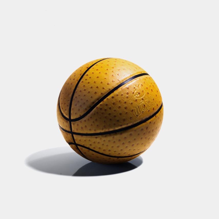 A grife Unofish caprichou nas bolas de basquete! Eles investiram em couro finíssimo e outros materiais luxuosos. Dependendo do material, o preço da bola varia de $ 40 para $ 249 (R$ 154 para R$ 960) 