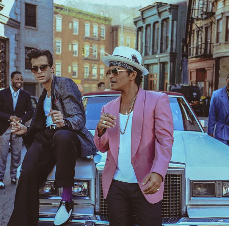 A parceria entre os caras deu tão certo que eles se reuniram de novo depois e fizeram apenas o maior hit dos últimos tempos, Uptown Funk. A música ganha mais ou menos 100.000 dólares por semana pelo streaming no Spotify e o seu clipe já ultrapassou um bilhão de views no Youtube. Nada fraco, hein.