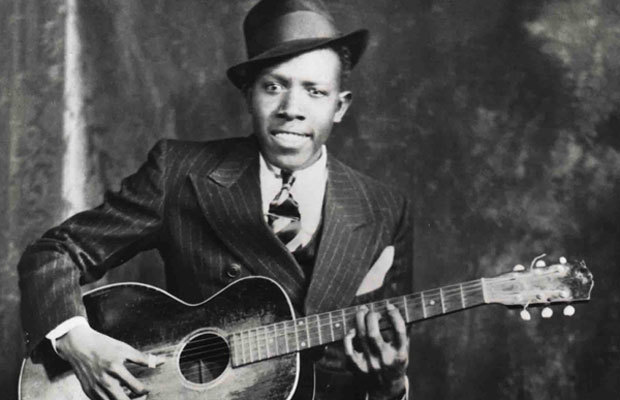 Pactos com o diabo fazem parte da história do blues e um dos maiores responsáveis por essas histórias é o lendário Robert Johnson. A lenda diz que ele teria vendido a alma em troca de se tornar exímio guitarrista. 