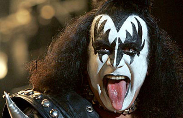 O baixista e vocalista do Kiss Gene Simmons tem uma língua de causar inveja em Miley Cyrus. Mas ele simplesmente nasceu assim. O boato de que ele implantou a língua de uma vaca, no entanto, é uma grande bobagem. 