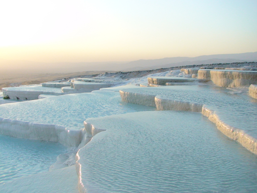 Pamukkale significa 'castelos de algodão' em turco. O conjunto de piscinas termais é feito de pedras de origem calcária que formam bacias enormes e descem de uma colina, em cascata. As águas quentes e a paisagem animal atraem turistas de todos os cantos