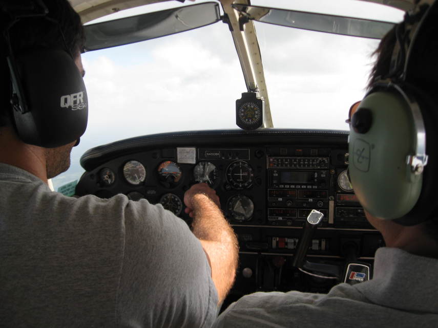 Pilotos de companhias aéreas lidam com muito estresse, horas apertadas e a responsabilidade de carregar milhares de vida em grandes altitudes.