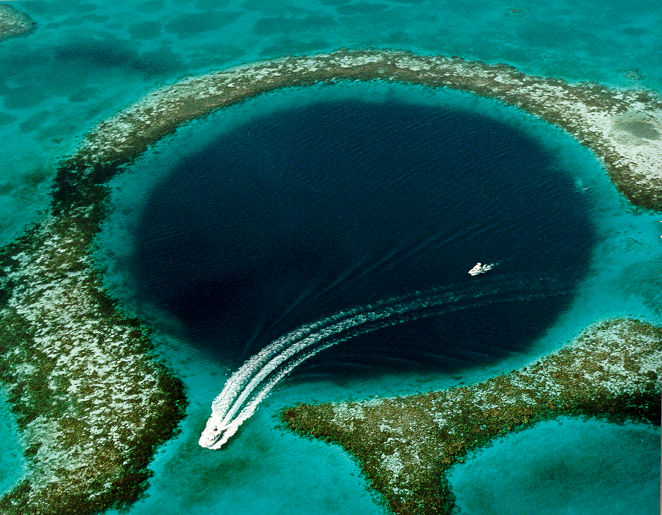 Um enorme círculo, quase perfeito, no meio do mar turquesa do Caribe: eis o Grande Buraco Azul. Com 300 metros de diâmetro e 125 metros de profundidades (ele pode ser visto do espaço), o buraco era uma caverna que, mais tarde, seria inundada com a subida do nível do mar. O explorador Jacques Cousteau nomeou o local como um dos melhores locais para se mergulhar no mundo