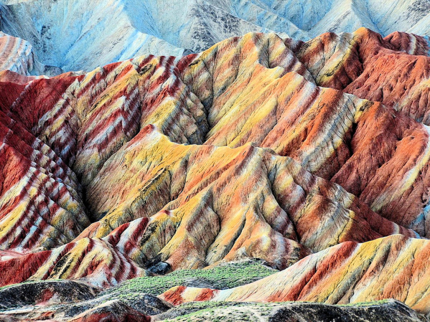 O Parque Geológico Nacional de Zhangye Danxia é conhecido pelas formações rochosas coloridas, de centenas de metros de altura. O colorido é resultado de depósitos de arenito e outros minerais de diferentes colorações, há mais de 24 milhões de anos