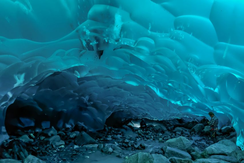 Debaixo das geleiras de Mendenhall, há inacreditáveis cavernas de gelo. Você passeia por baixo de um translucido teto congelado enquanto pratica caiaque ou faz trilhas. Em razão do aquecimento global, porém, as cavernas vêm derretendo a cada ano