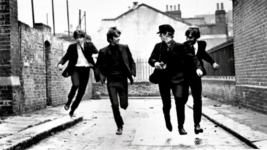 Os Beatles aterrisaram no cinema assim que o mundo se apaixonou por eles. A estreia foi em 64, no longa em P&B 