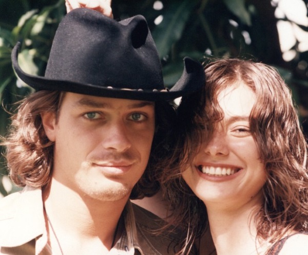 Algum tempo depois, Fábio ressurgiu como bad boy country, neste hit global dos anos 90 (na foto, com Lavínia Vlasak)
