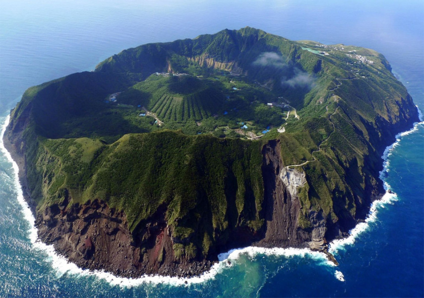 Imagina morar dentro de um vulcão ativo. No Japão, isso acontece. O Aogoshima é uma ilha vulcânica de 3,5 km de extensão e é habitado desde o século 16. Em 1785, cerca de 130 habitantes do local morreram por causa de uma erupção
