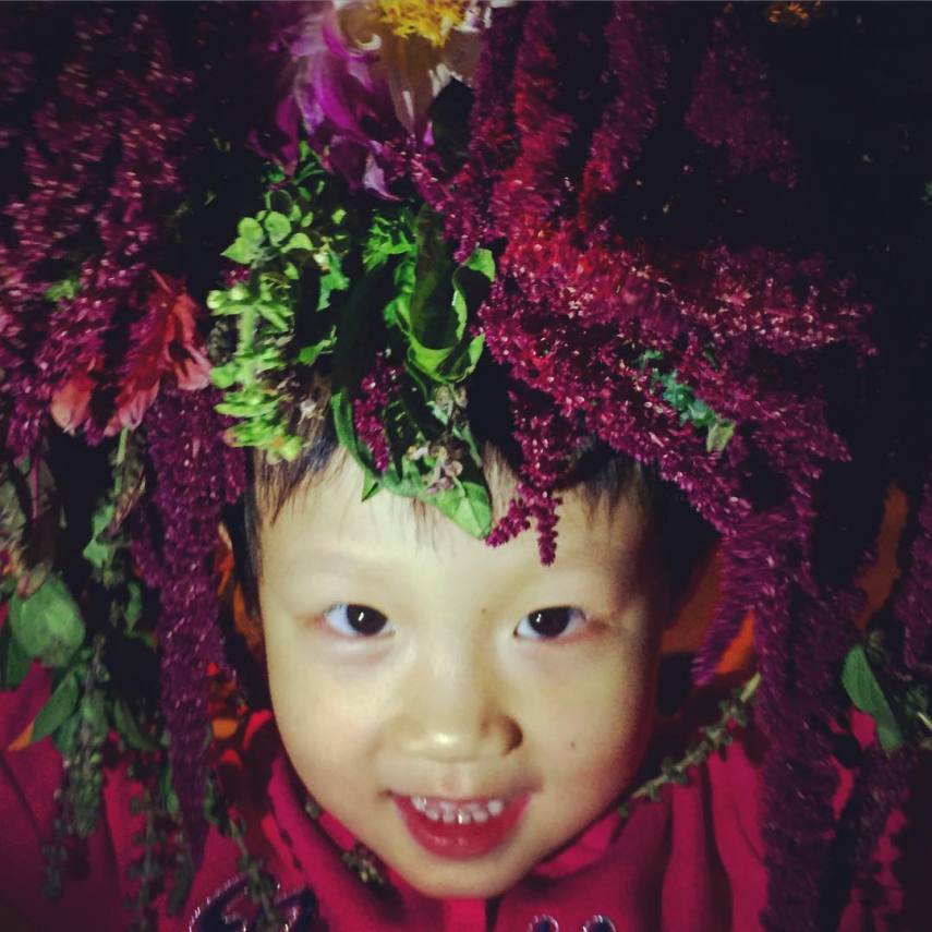 O artista e fazendeiro estadunidense põe flores na cabeça de amigos e desconhecidos para fotografá-los