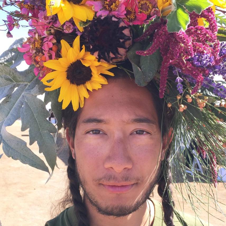 O artista e fazendeiro estadunidense põe flores na cabeça de amigos e desconhecidos para fotografá-los