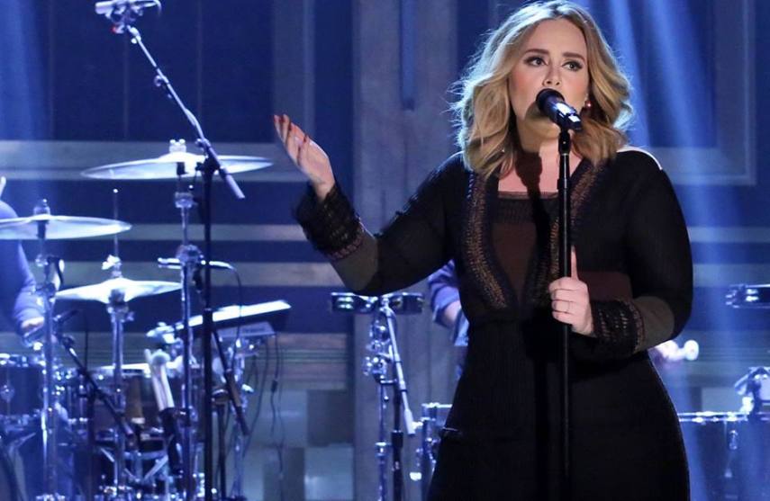 Se dividirmos os 10.080 minutos da semana passada, iremos chegar ao fato de que a popstar inglesa vendeu 335 discos por minuto.