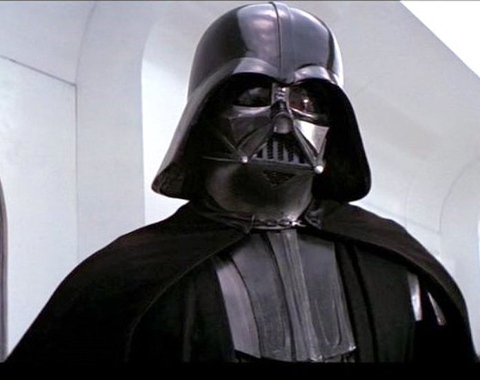 Em 77, viveu Darth Vader em Star Wars - de corpo. A voz do vilão sempre   foi de James Earl Jones. Mas Prowse encarnou Vader na 1ª trilogia