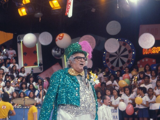 Chacrinha havia apresentado programas na emissora nos anos 60, mas nos 70 passou por outras emissoras (Tupi, Band). Voltou à Globo em 82, onde ficou até morrer, em 88
