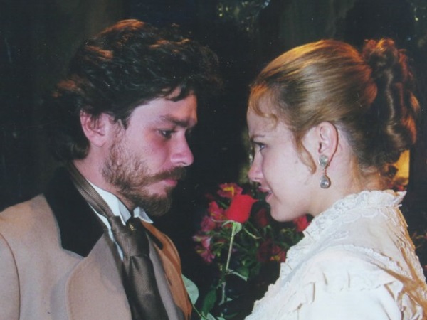 Que acaba se envolvendo com a própria irmã, Maria Eduarda (Ana Paula Arósio)