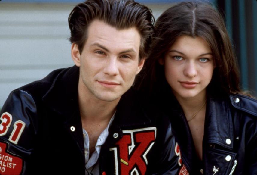 Seu par romântico era Milla Jovovich, outra grande aposta da Hollywood dos 90