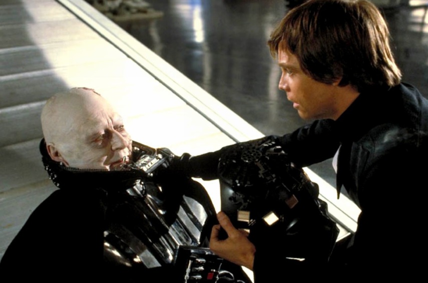 Em O Retorno de Jedi (83), Vader tirou a máscara e vimos o rosto do   vilão - era o rosto de Sebastian Shaw, e não de David Prowse! Isso   porque, para George Lucas, o rosto era de Anakin Skywalker, o sujeito   que virou Vader ao passar para o lado negro da força...