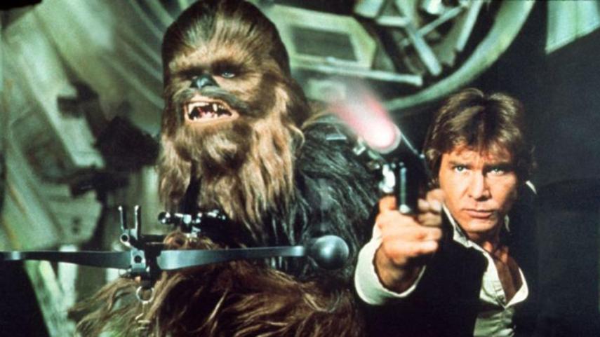 Por sinal, seu 1º filme foi justamente Star Wars, em 77, vivendo o   escudeiro de Han Solo