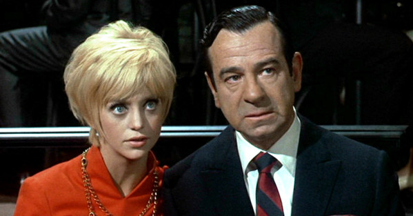 O primeiro filme de Goldie pra valer foi esta comédia onde contracenou com Walter Matthau