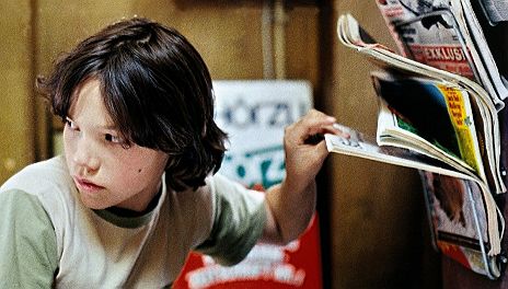 A Europa não-inglesa acabou rendendo bons filmes sobre os Beatles. Esta deliciosa comédia alemã mostra um garotinho que entra em crise ao descobrir que Paul McCartney 
