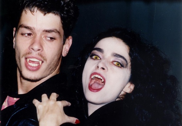 ...a vampira Natasha (Cláudia Ohana). O casal e sua relação rock'n'roll ajudaram a consagrar Fábio, que virou um dos principais galãs teen dos anos 90