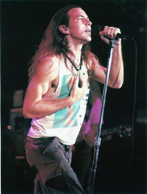 Eddie Vedder foi segurança e frentista.