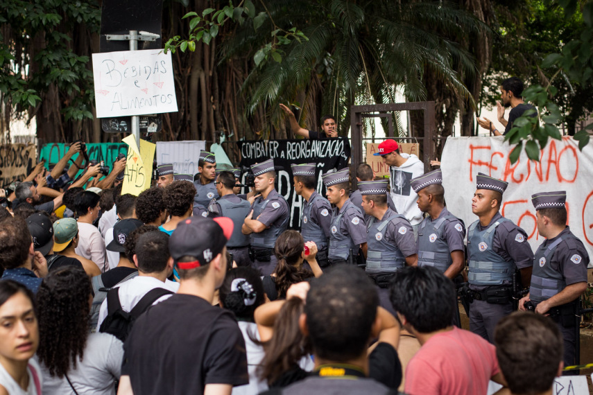 Há um cordão de isolamento feito pela polícia militar na escola