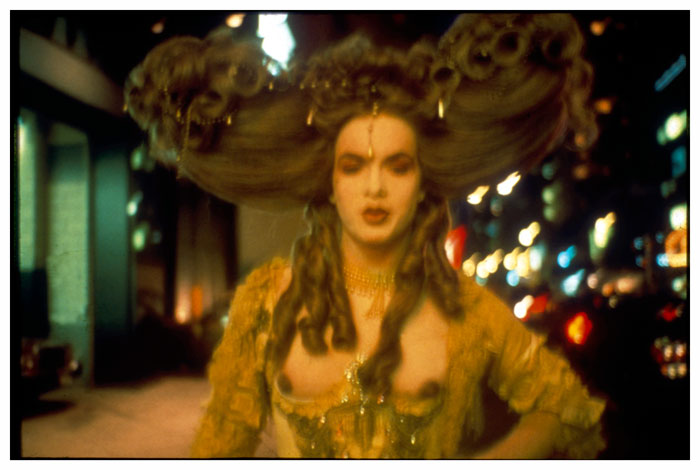 Essa tem história para contar. Os focos de seu trabalho foram a cena new-wave pós-punk e a cultura gay dos EUA nas décadas de 70 e 80. Uma coleção de imagens fortes e misteriosas