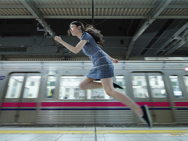Obcecada por pés fora do chão, ela gosta de mostrar as pessoas “levitando”. Em seu site, ela montou uma área chamada “Levitação de hoje”, onde posta seus cliques de pessoas que parecem estar voando