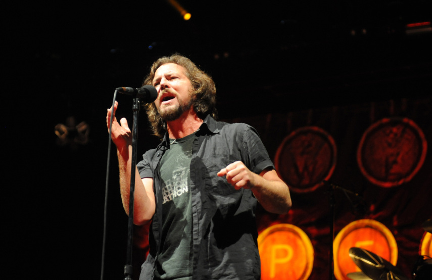 Bom ativista e defensor dos direitos humanos, Eddie falou durante o show do Lolla, em 2013: 