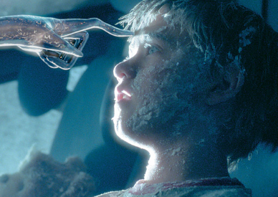 A melancólica saga do robô vivido por Haley Joel Osment é uma versão futurística de Steven Spielberg para a história de Pinóquio. Ao invés de acompanharmos o menino de madeira, assistimos às aventuras (e desventuras) de um jovem robô que quer se tornar humano.