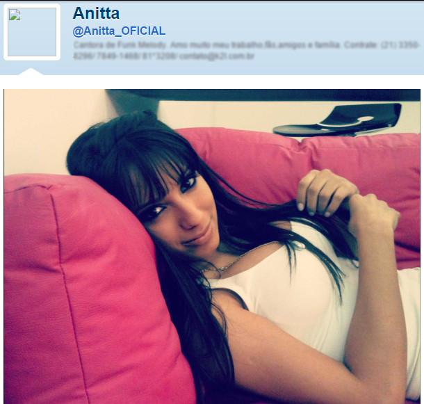 A imagem está borrada para esconder os números, mas nessa época aí a Anitta tinham que oferecer seus shows no Twitter. Hoje não é mais assim, não é?